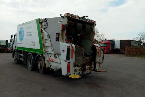 Unidades de camiones - RENAULT PREMIUM 320 -MOTEUR HORS SERVICE-  Camion poubelle - BOM (Belgique - Europe) - Houffalize Trading s.a.