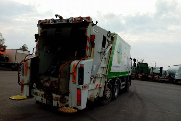 Unidades de camiones - RENAULT PREMIUM 320 -MOTEUR HORS SERVICE-  Camion poubelle - BOM (Belgique - Europe) - Houffalize Trading s.a.